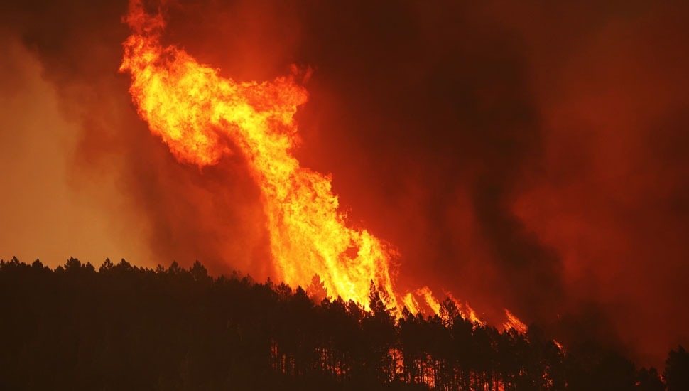 Vara advierte que el incendio de Las Hurdes es "importante", durará unos días y "va a hacer daño"